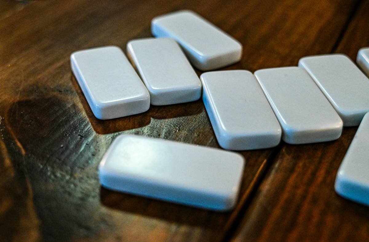 Comparison chart showing effectiveness of felt, rubber, cork, and EVA foam coasters on laminate flooring based on scratch resistance, grip, and residue risk