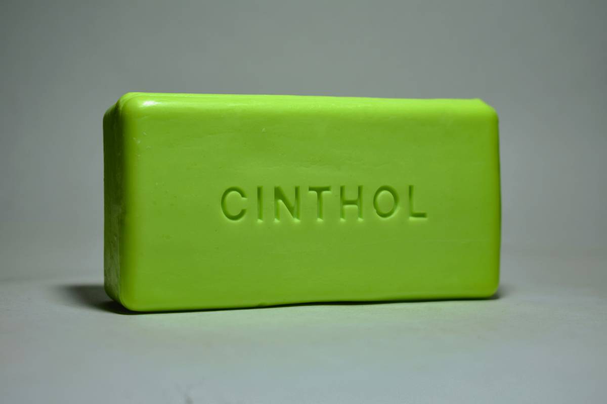 Infographic comparing one conditioner bar to three plastic bottles in terms of waste, carbon footprint, and cost savings